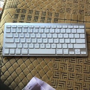 Compact White Wireless Keyboard - Low Profile
